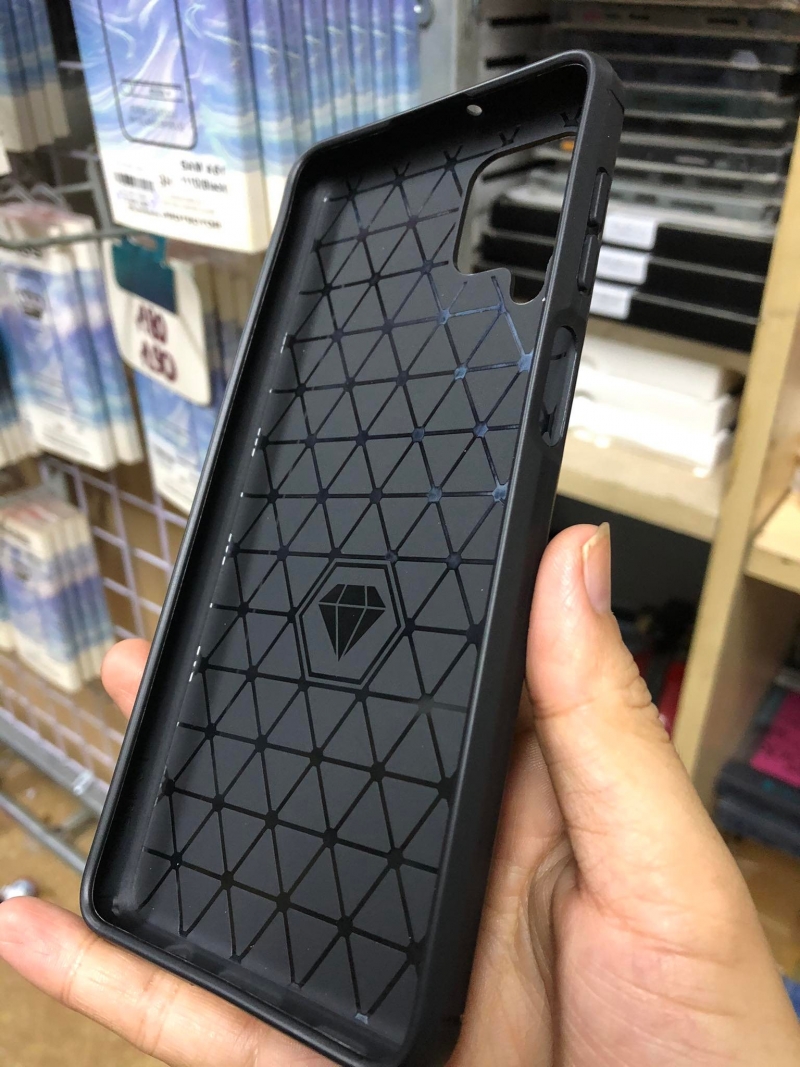 Ốp Lưng Samsung Galaxy M62 Chống Sốc Carbon Hiệu Likgus được làm bằng chất liệu TPU mềm giúp bạn bảo vệ toàn diện mọi góc cạnh của máy rất tốt lớp nhựa này khá mỏng bên ngoài kết hợp thêm bên trên và dưới dạng carbon rất sang trọng.